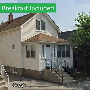 Cozy 3 Bedroom Downtown With Complimentary Breakfast Delivered Daily To The Holiday home